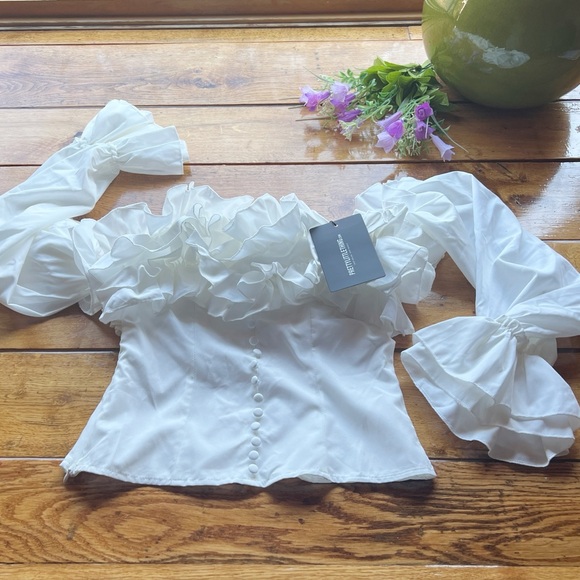 Pretty Little Thing WHITE RUFFLE HEM OFF SHOULDER LONG SLEEVE TOP NWT - Picture 4 of 12